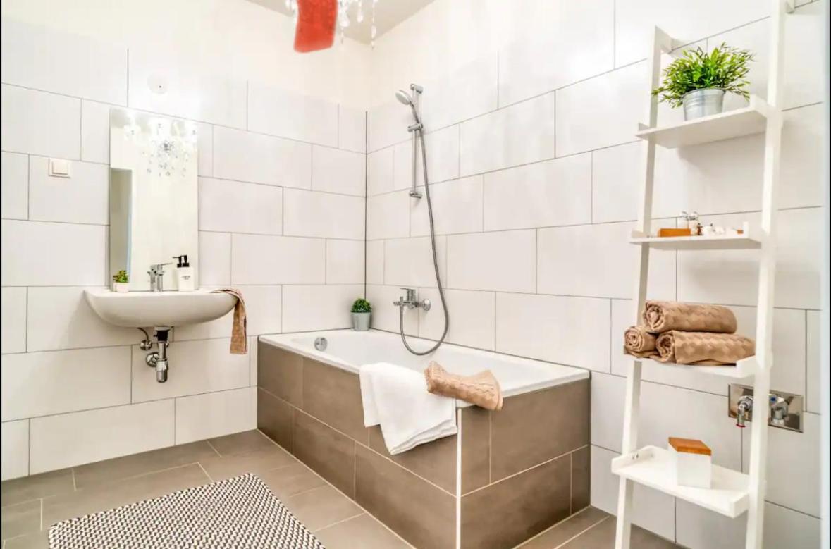 Modern Apartment With Balcony & Free Parking - Nearby Metro Vienna Esterno foto